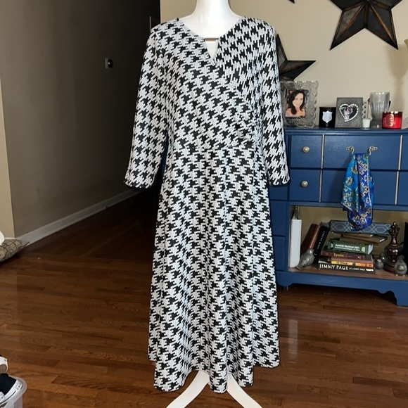 Harper 241 Dress black white geo houndstooth faux wrap midi size 16 NWT - Picture 2 of 15